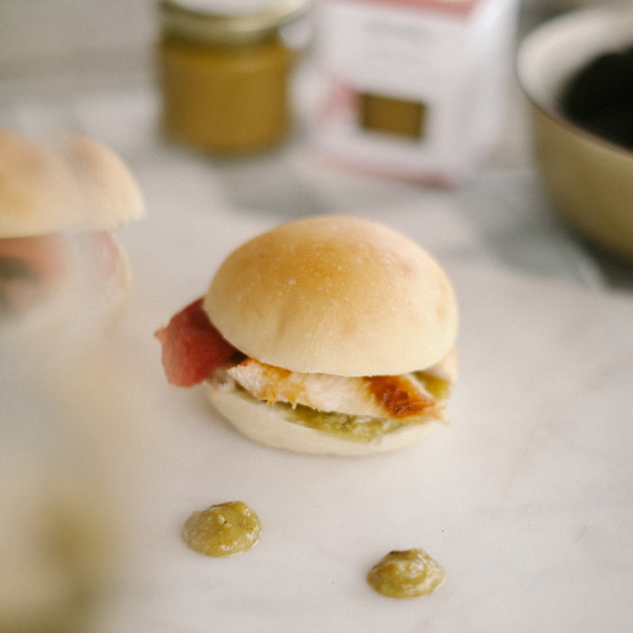Mini Hamburger di Pollo con Pomodorini Confit e Pesto di Pistacchio e Tartufo